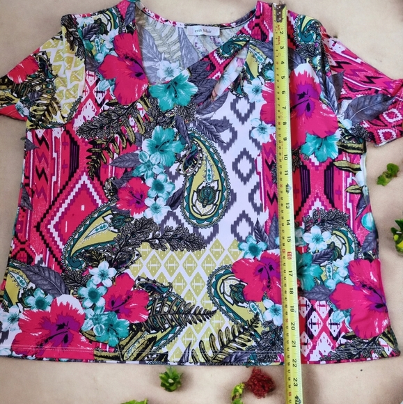 Erin Blair Abstract Floral Top With Unique Cut-out Neckline - Picture 4 of 7